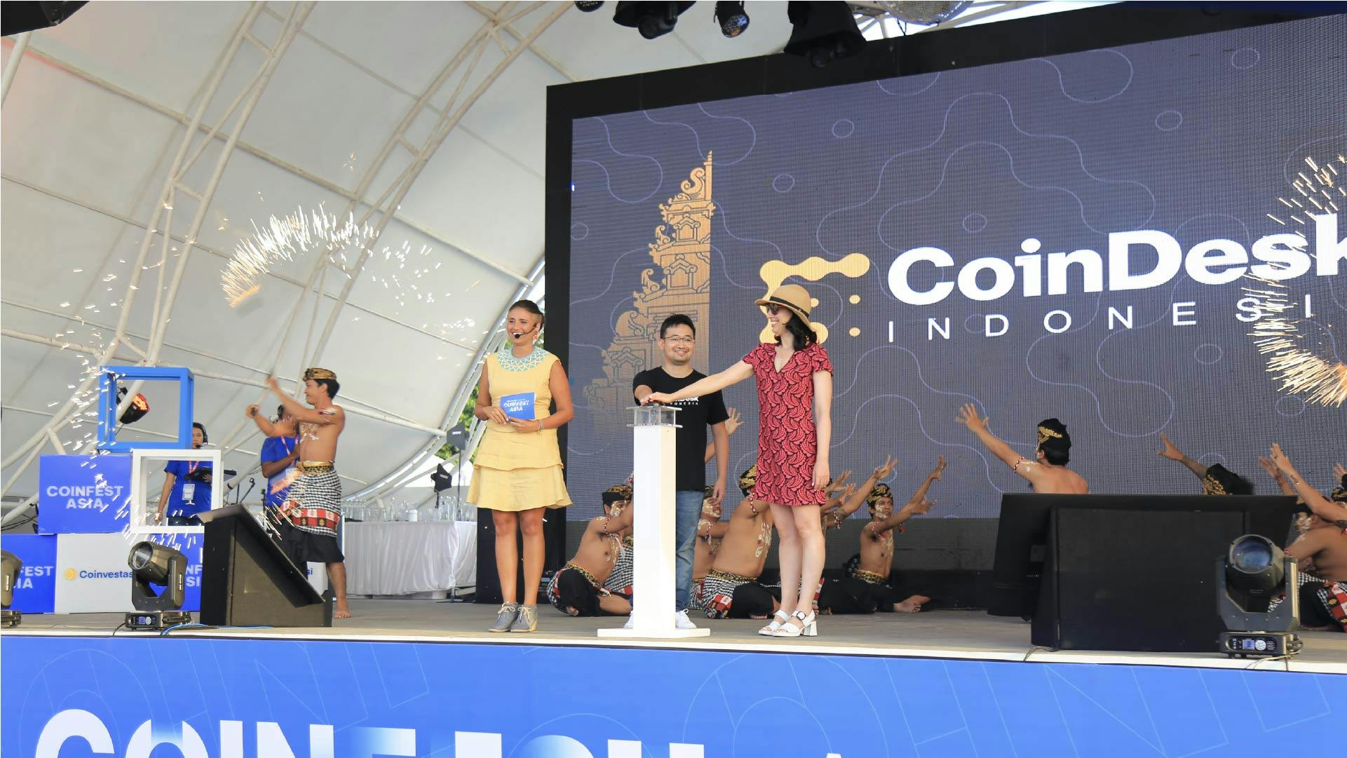 Peluncuran CoinDesk Indonesia oleh Emily Parker dan Glenn Ardi. (Foto CDI)